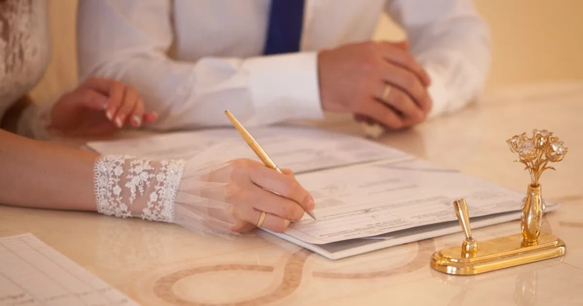 Kiedy wymienić dowód po ślubie? Uniknij problemów z ważnością dokumentu