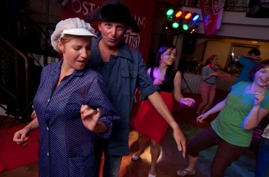 Impreza w stylu PRL: Smaki, które przeniosą cię w przeszłość