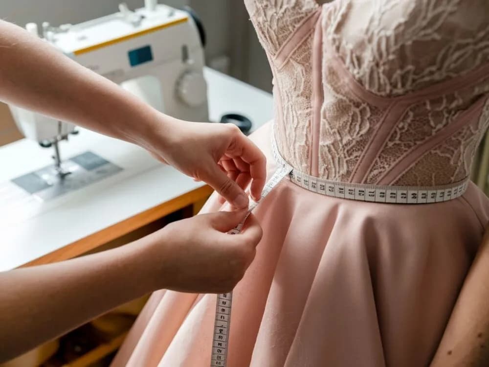 Ile kosztuje skrócenie sukni ślubnej? Zobacz, co wpływa na cenę