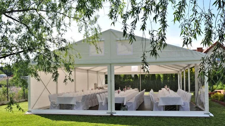 Ile kosztuje wynajem namiotu na komunie? Ceny i ukryte koszty