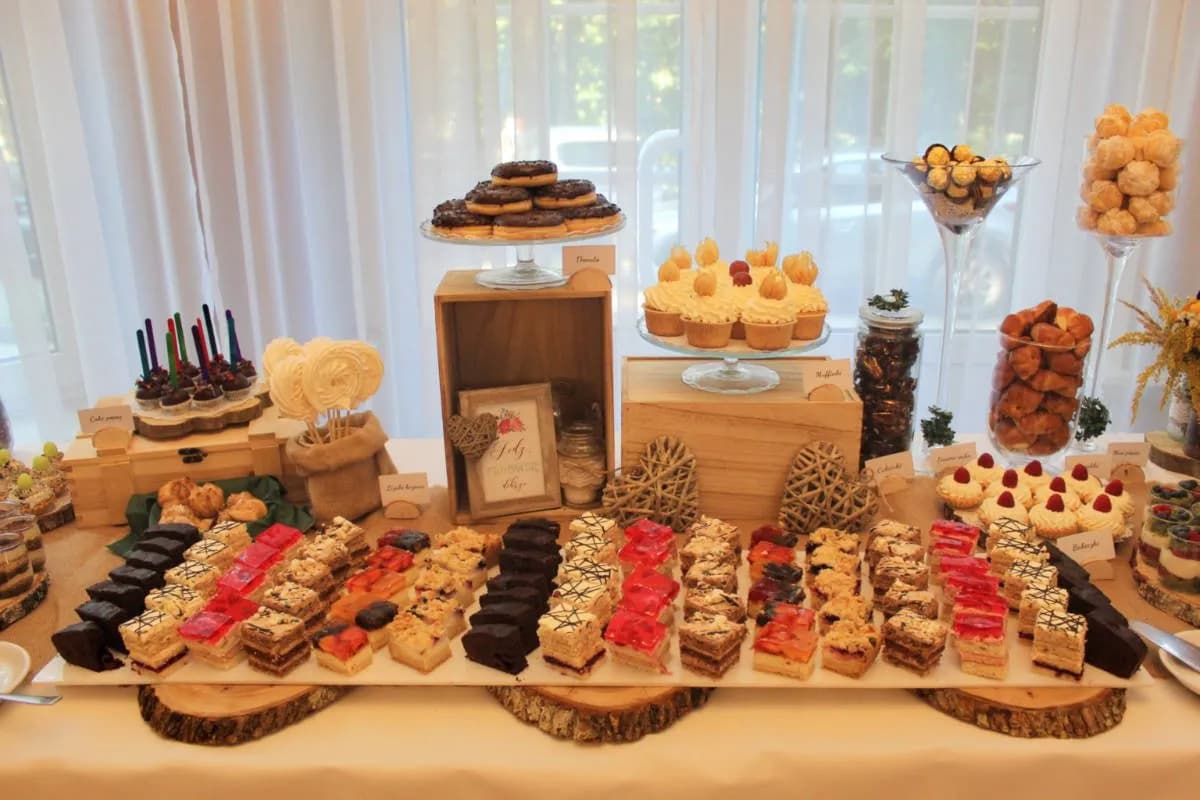 Ile ciasta na wesele na osobę? Poznaj idealną ilość dla gości