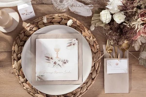 Jak udekorować stół na komunię w domu, aby zachwycić gości?