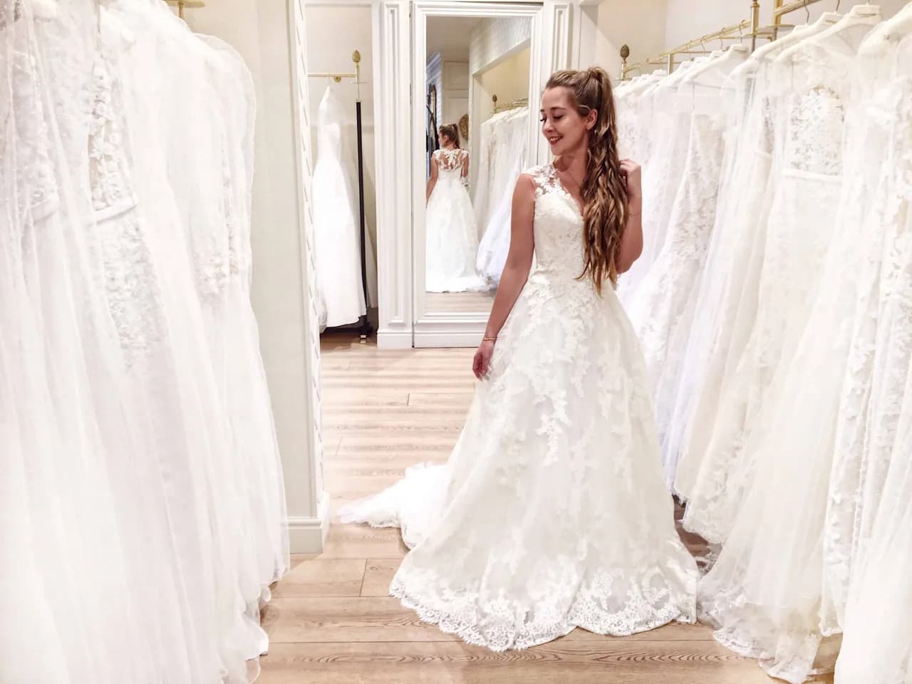 Czy za przymiarkę sukni ślubnej się płaci? Sprawdź, co musisz wiedzieć