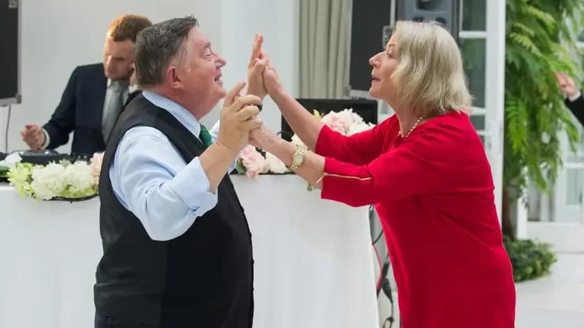 Jak się dobrze bawić na weselu i uniknąć nudy w tłumie