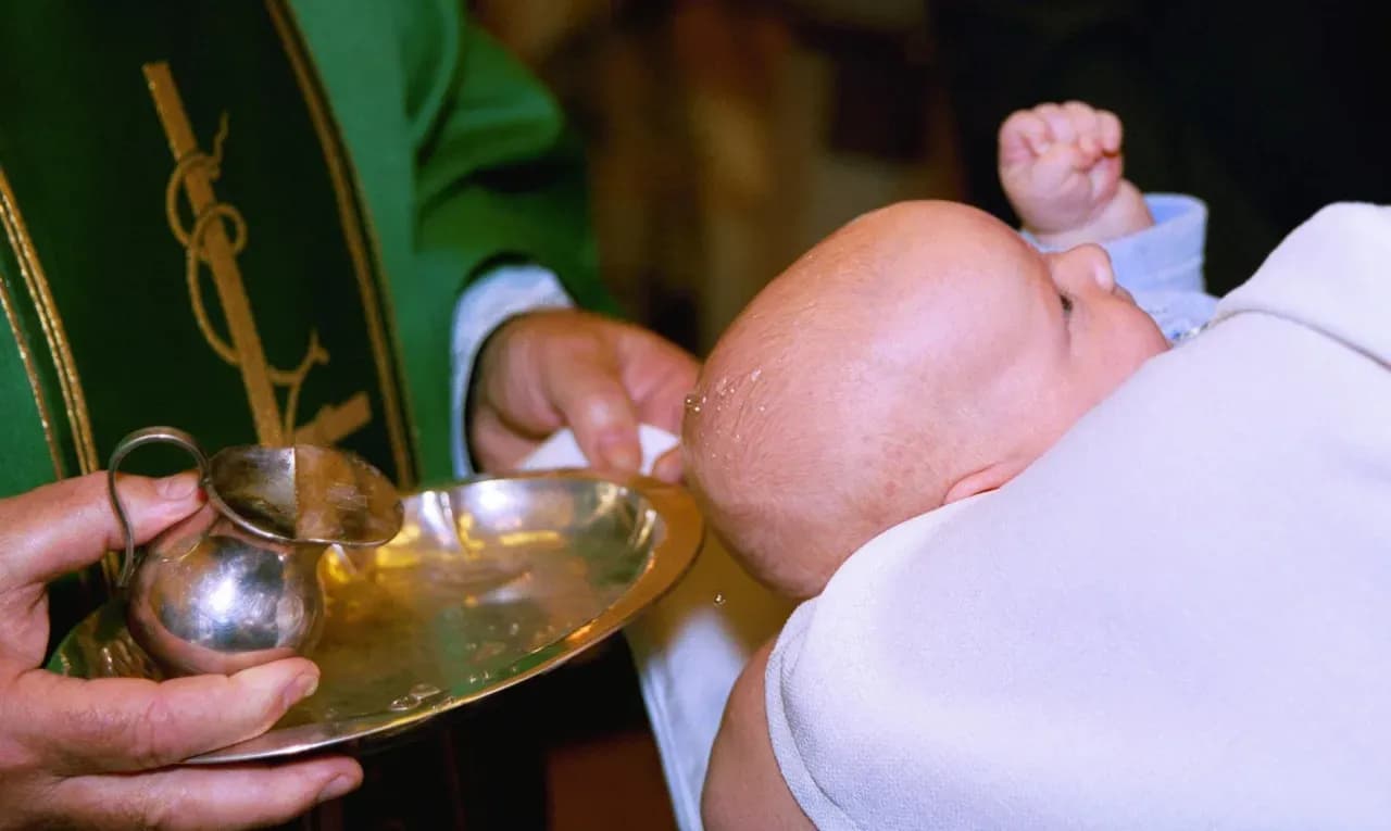 Ile daje chrzestna na chrzciny? Odkryj typowe kwoty i zwyczaje