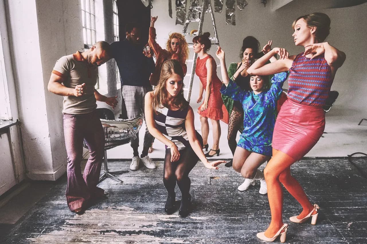 Impreza w stylu lat 60 dekoracje: stwórz niezapomnianą atmosferę