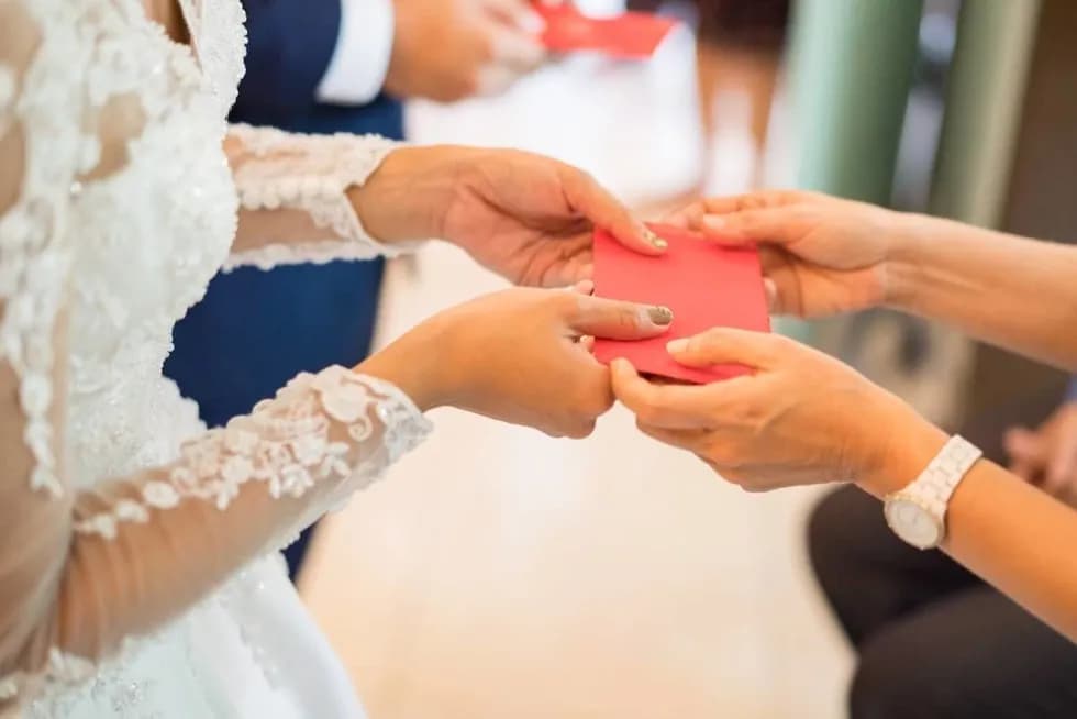 Ile powinien dać chrzestny na ślub? Odkryj właściwe kwoty prezentów