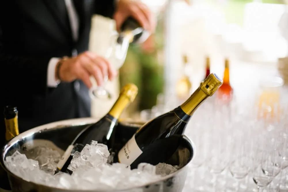 Jakie wino na wesele: wybierz idealne trunki dla gości