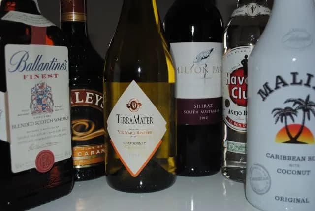 Kto roznosi wódkę na weselu? Odkryj tradycje i nowoczesne podejścia