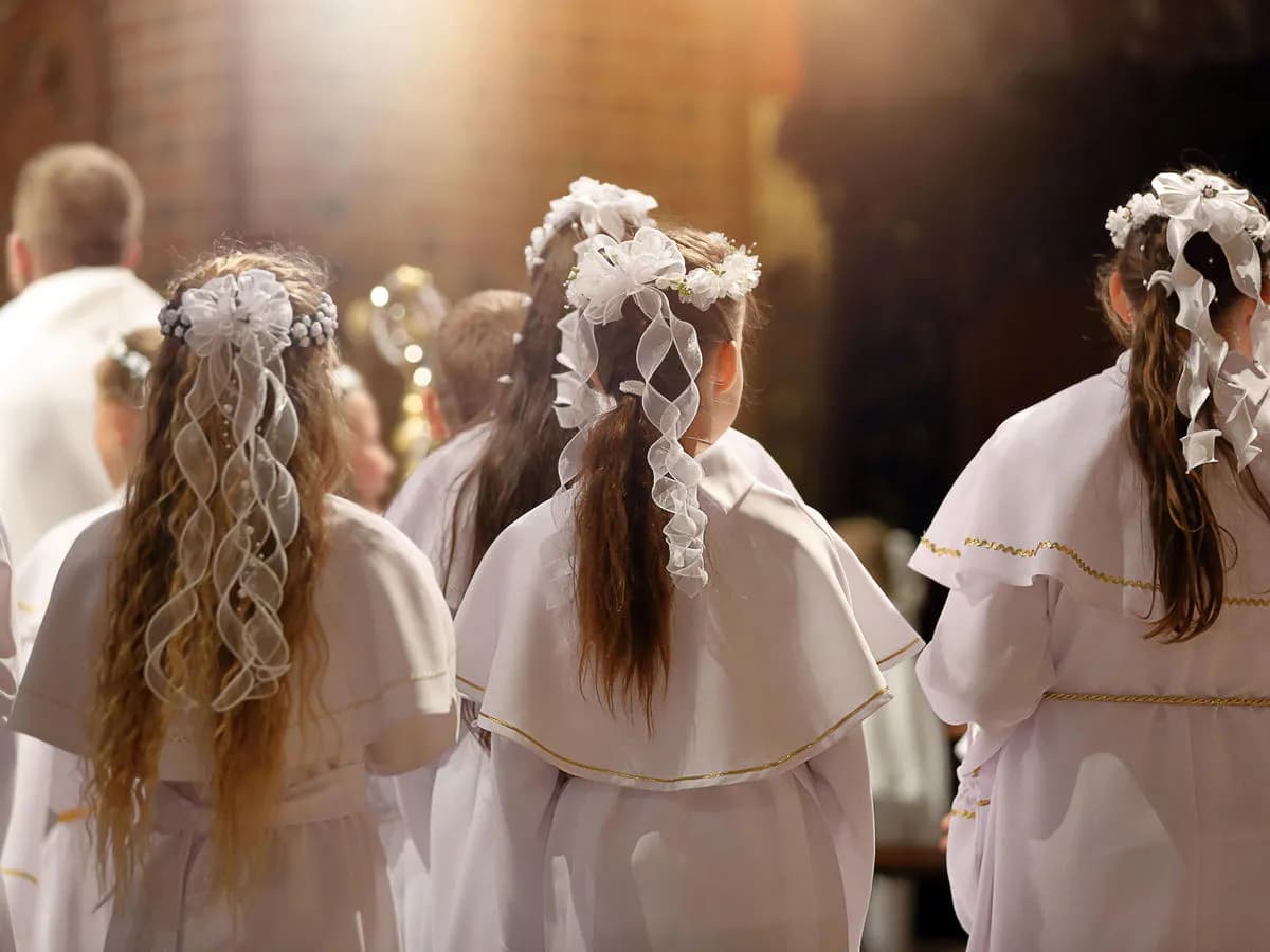 W jakim wieku komunia? Odkryj, kiedy Twoje dziecko przystępuje