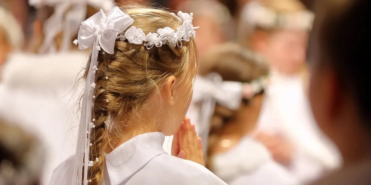 Ile się daje na komunie? Sprawdź, ile to kosztuje w 2025 roku