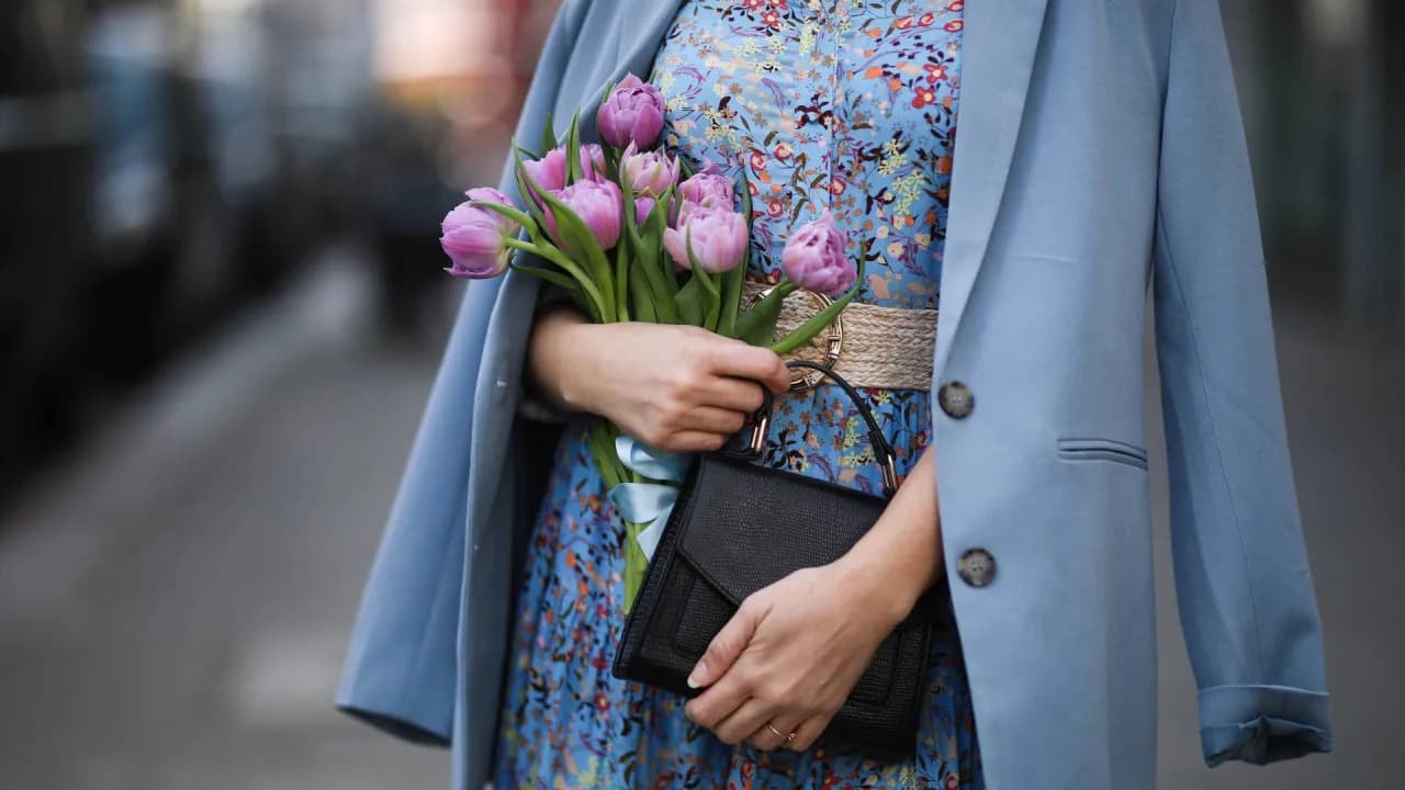 Co na wierzch do długiej sukienki na wesele, by wyglądać stylowo?