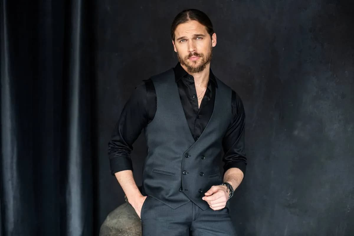 Czy czarna koszula pasuje na wesele? Oto co musisz wiedzieć